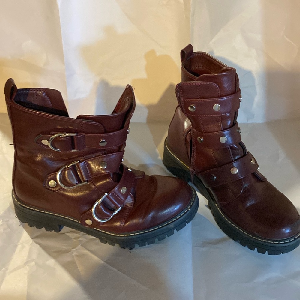 Adorable burgundy ankle boots